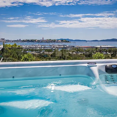 Olive Luxe Penthouse With Jacuzzi And Sea View זאדאר