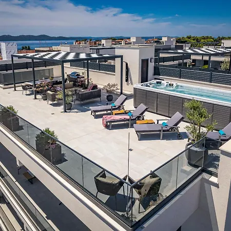Olive Luxe Penthouse With Jacuzzi And Sea View זאדאר