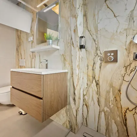 Olive Luxe Penthouse With Jacuzzi And Sea View דירה זאדאר