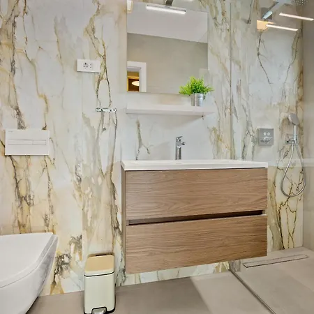 Olive Luxe Penthouse With Jacuzzi And Sea View דירה *
