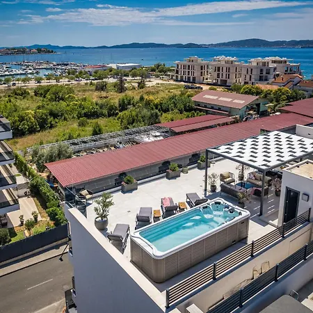 Olive Luxe Penthouse With Jacuzzi And Sea View